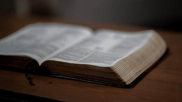 Foto die bibel sitzt auf einem holztisch im inneren