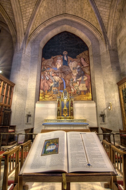 Foto die bibel und das kruzifix in der grace cathedral