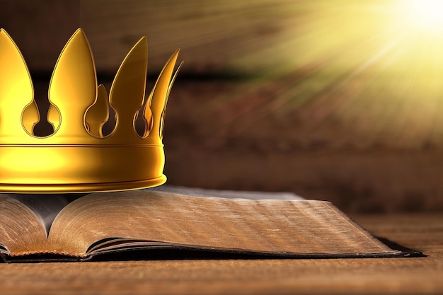 Die Bibel und eine Königskrone auf einem Schreibtisch
