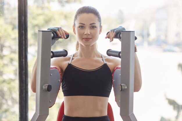 Die blauäugige starke Europäerin verbringt ihre Freizeit im Fitnessstudio