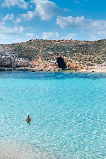 Die blaue Lagune in Comino Island. Idyllischer türkisfarbener Strand in Malta.