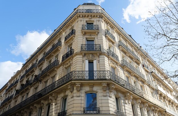 Die blumengeschmückte Fassade eines traditionellen französischen Hauses mit typischen Balkonen und Fenstern Paris