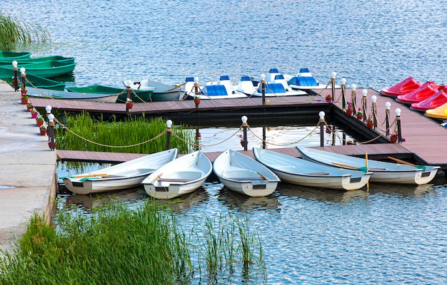 Die Boote am Pier der Bootsstation