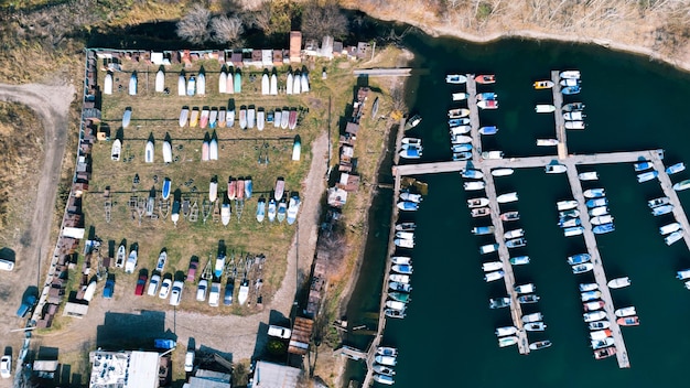 Die Bootsstation ist ganz oben Viele Motorboote auf dem Wasser von oben aufgenommen