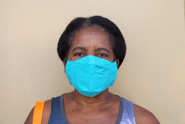 Die brasilianische schwarze Frau trägt auf der Straße eine Schutzmaske gegen Covid-19