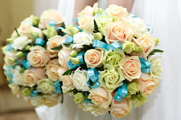 Die Braut bei einer Hochzeit mit einem Blumenstrauß.