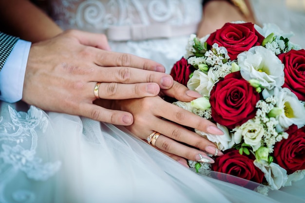 Die Braut hält einen Hochzeitsstrauß in ihren Händen Hochzeitsblumen