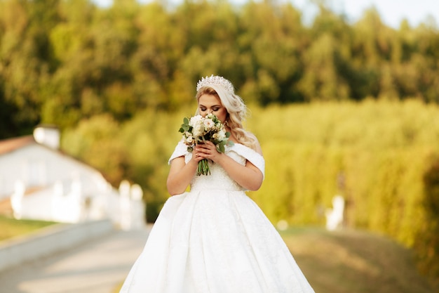 Die Braut schnüffelt am Blumenstrauß. Hochzeitstag