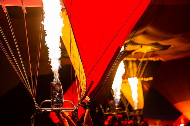 Die Brenner eines Heißluftballons feuerten an und ließen in der Luftballon-Festspielnacht eine Explosion entzündeten Gases aufsteigen