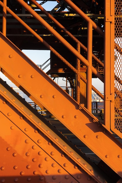 Die Broadway Bridge in Portland ist rot gestrichen