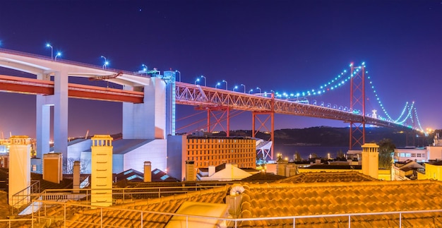 Die Brücke 25 de Abril (Ponte 25 de Abril) bei Nacht, Lissabon, Portugal