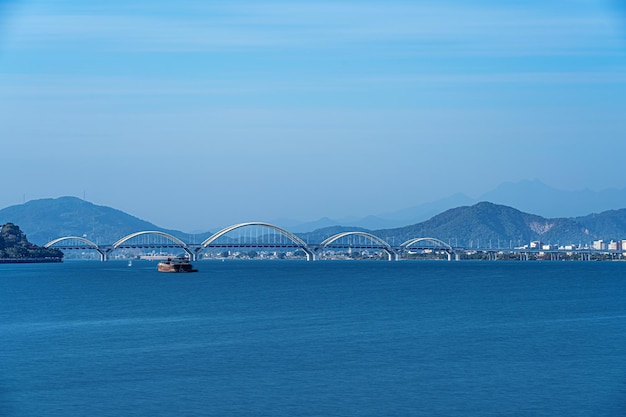 Foto die brücke, die im meer liegt