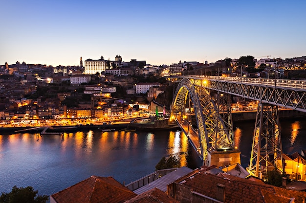 Die Brücke Dom Luis I ist eine Bogenbrücke aus Metall, die den Fluss Douro zwischen den Städten Porto und Vila Nova de Gaia, Portugal, überspannt