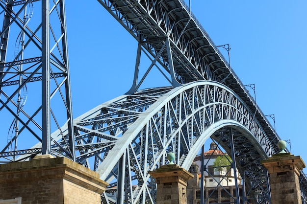 Die Brücke Dom Luis I (oder Luiz I) am Himmelshintergrund, Porto, Portugal.