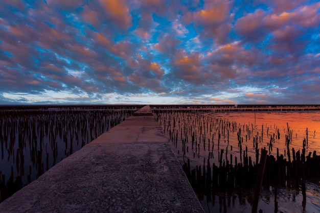 Die Brücke erstreckt sich bis zum Meer und den Sonnenuntergängen am Abend