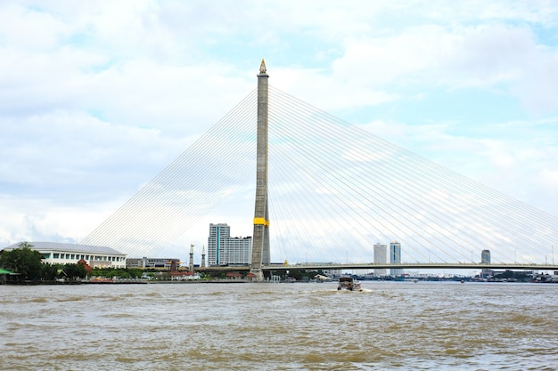 Die Brücke Rama VIII über dem Fluss Chao Praya in Bangkok