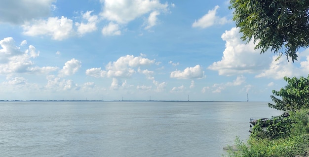 Die Brücke über dem Wasser