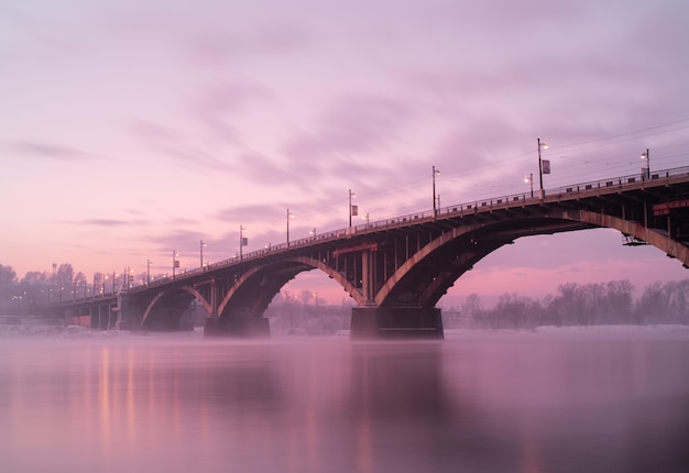 Die Brücke über den Fluss Angara befindet sich in der Stadt Irkutsk