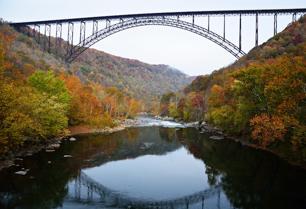 Die Brücke über den Fluss