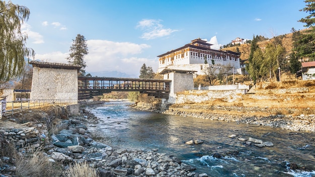 Foto die brücke über den fluss