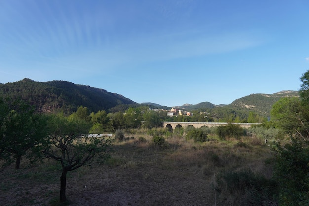 Die Brücke über den Fluss