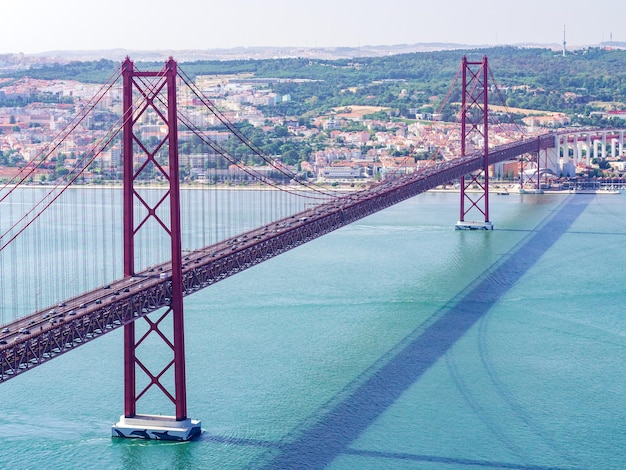 Foto die brücke über den tagus am 25. april