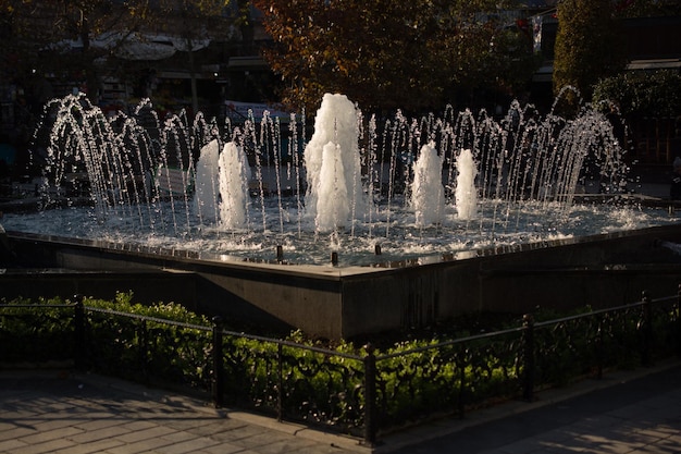 Die Brunnen sprudeln sprudelndes Wasser in einem Pool