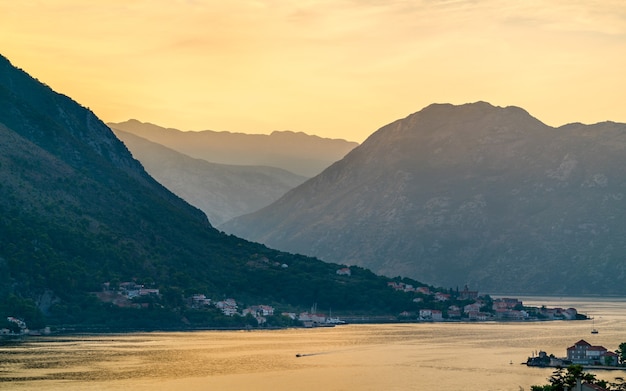 Die Bucht von Kotor bei Sonnenuntergang in Montenegro