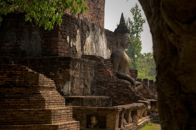 Foto die buddha-statue von wat phra si rattana mahathat oder wat phra prang im historischen park sri satchanalai provinz sukhothai thailand