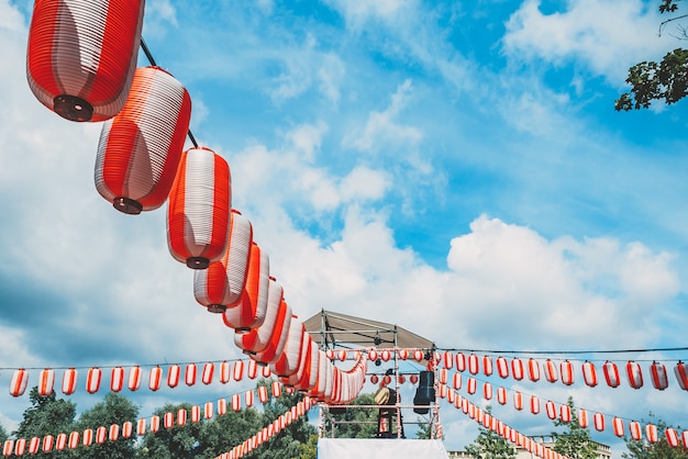 Die Bühne der Yagura mit einer großen japanischen Taiko-Trommel Odaiko.