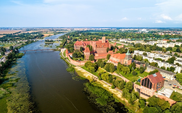 Die Burg des Deutschen Ordens in Malbork am Ufer des Flusses Nogat. in Polen