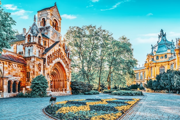 Die Burg Vajdahunyad (ungarisch-Vajdahunyad vara) ist eine Burg im Stadtpark von Budapest, Ungarn.