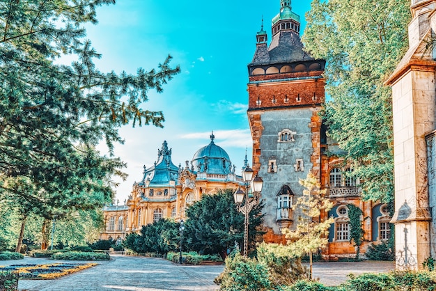 Die Burg Vajdahunyad (ungarisch-Vajdahunyad vara) ist eine Burg im Stadtpark von Budapest, Ungarn.