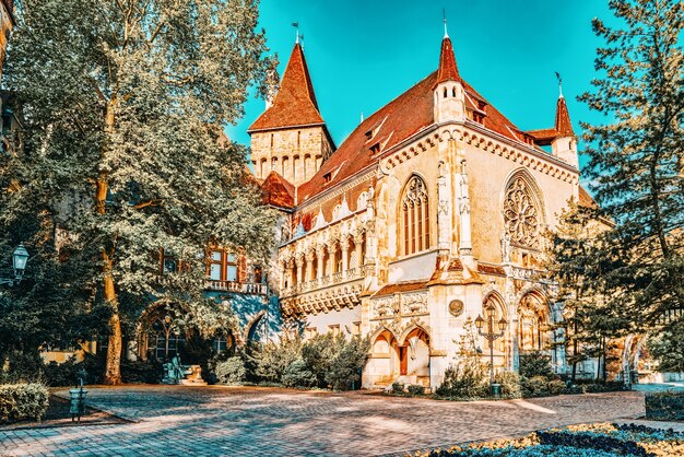 Die Burg Vajdahunyad (ungarisch-Vajdahunyad vara) ist eine Burg im Stadtpark von Budapest, Ungarn.