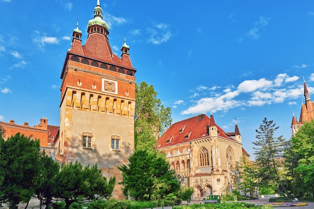 Die Burg Vajdahunyad (ungarisch-Vajdahunyad vara) ist eine Burg im Stadtpark von Budapest, Ungarn.