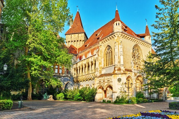 Die Burg Vajdahunyad (ungarisch-Vajdahunyad vara) ist eine Burg im Stadtpark von Budapest, Ungarn.