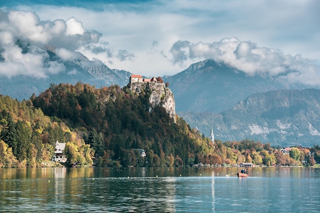 Die Burg von Bled wurde auf einer Klippe mit Blick auf den Bleder See in Bled, Slowenien, erbaut