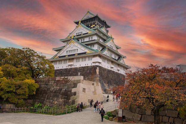 Die Burg von Osaka in der Herbstsaison ist ein berühmtes Wahrzeichen der japanischen Burg und beliebt für Touristenattraktionen Osaka Kansai Japan 28. November 2019