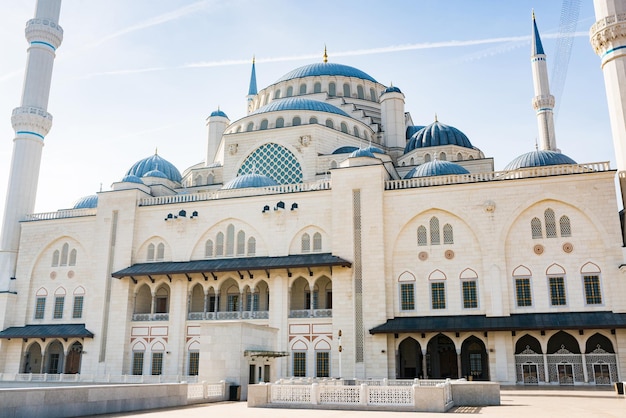 Foto die camlica-moschee im stadtteil üsküdar von istanbul neue moschee in der türkei