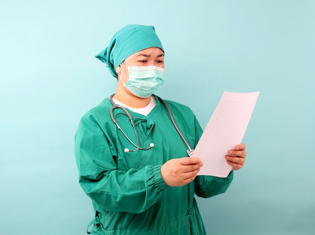 Die Chirurgin schaut besorgt auf das Blatt Papier