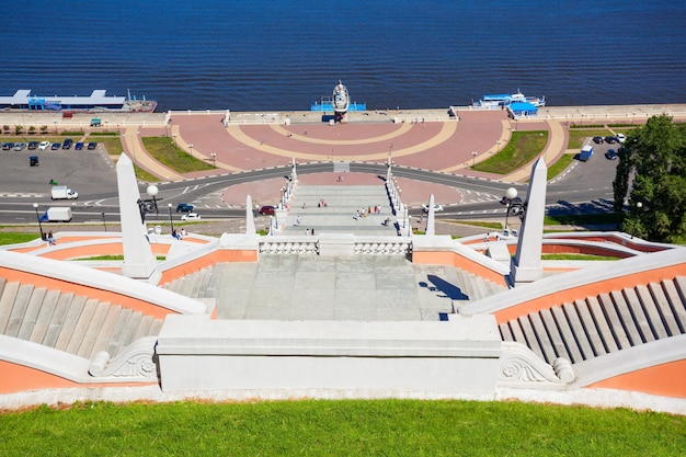 Foto die chkalov-leiter (auch volzhskaya-treppe) ist eine treppe in nischni nowgorod, die den oberen wolga- und den unteren wolga-damm in russland verbindet.