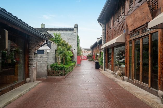 Die dachböden und straßen der alten gebäude befinden sich in ningbo, provinz zhejiang, china