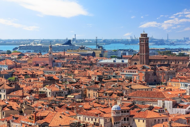 Die Dächer von Venedig und der Hafen mit einem Kreuzfahrtschiff aus der Luft