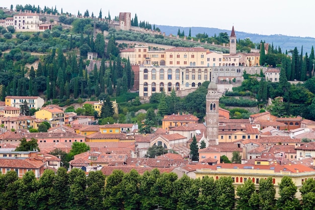 Die Dächer von Verona, Italien, scheinen von der Höhe des Lamberti-Turms Torre dei Lamberti aus zu sein