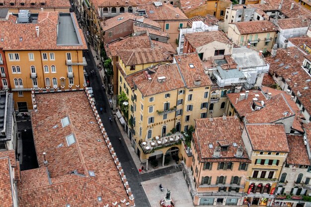 Foto die dächer von verona, italien, scheinen von der höhe des lamberti-turms torre dei lamberti aus zu sein