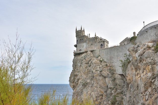 Die dekorative neugotische burg schwalbennest auf dem felsen über dem schwarzen meer