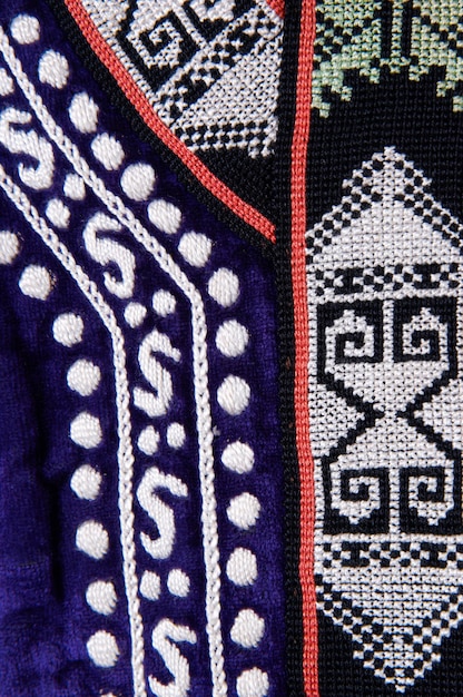 Die dekorativen Elemente und Ornamente auf der nationalen Kleidung Usbekistans