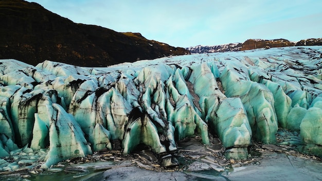 Die Diamant-Vatnajokull-Gletschermasse im nordischen Land, umgeben von gefrorenen Seen und schneebedeckten Bergen. Riesige Eisberge schaffen eine fantastische skandinavische Landschaft, bedeckt mit Frost.