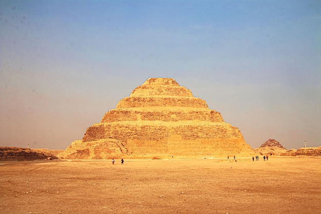 Die Djoser-Pyramide in der Wüste Sahara Ägypten