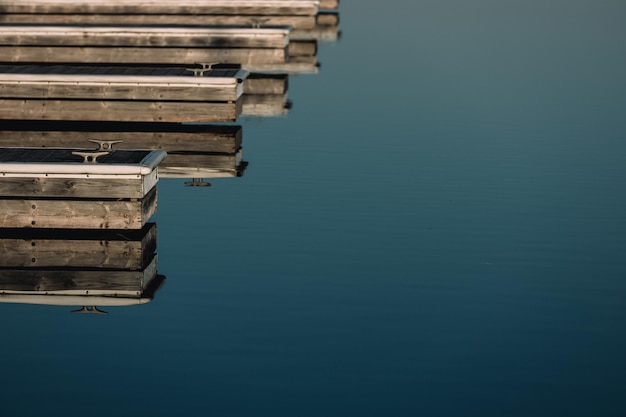 Foto die docks spiegeln sich auf dem ruhigen see in der marina wider